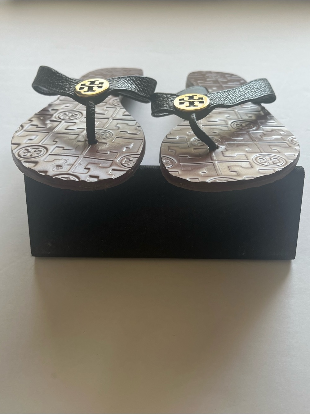 Tori Burch Thora Black Pebbled Leather Thong Sandals Size 6M - Picture 4 of 8
